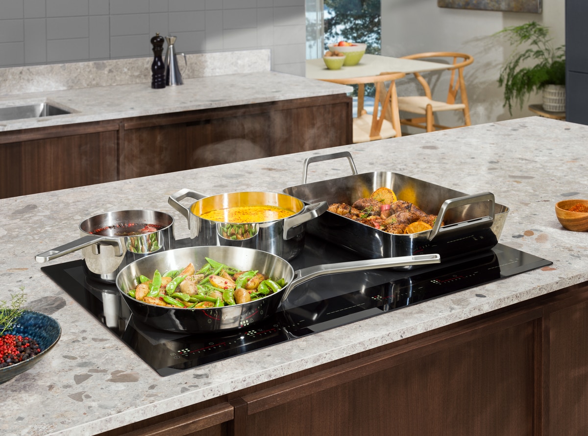  Electrolux built in induction cooktop with 4 stainless steel pans